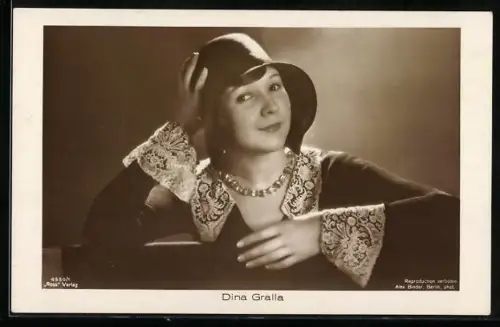 AK Schauspielerin Dina Gralla bildschön mit Hut und Halskette