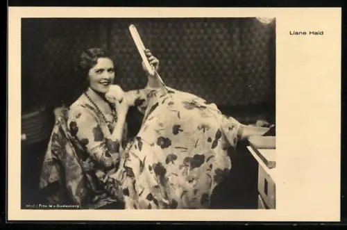 AK Schauspielerin Liane Haid hält einen Spiegel in der Hand