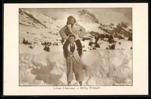 AK Schauspielerin Lilian Harvey und Will Fritsch im Schnee posierend