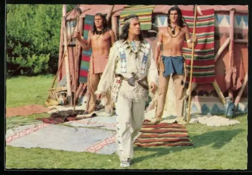 AK Filmszene aus Karl May-Film Unter Geiern, Winnetou aus dem Häuptlingszelt kommend