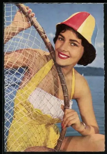 AK Schauspielerin Karin Dor im gelben Badeanzug mit Fischernetz