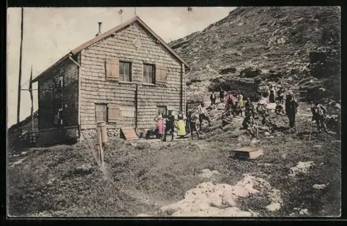 AK Schutzhaus am Untersberg, Menschen vor dem Schutzhaus