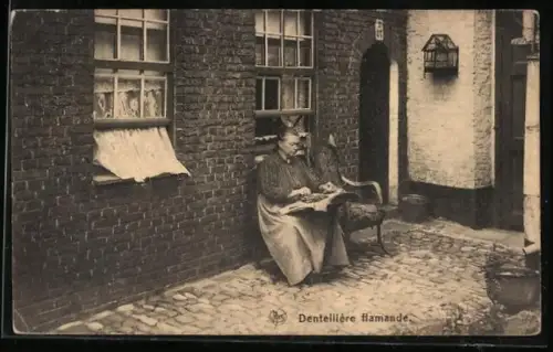 AK Frau beim Herstellen von Spitze, klöppeln