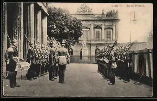 AK Berlin, Neue Wache, Soldaten