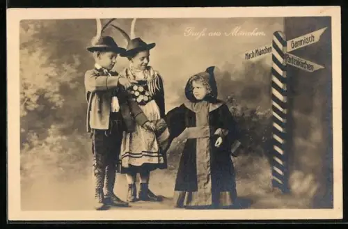 AK München, Münchner Kindl und zwei Kinder am Wegweiser nach München