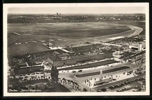 AK Berlin, Zentralflughafen mit Flugfeld und Vorplatz, Fliegeraufnahme