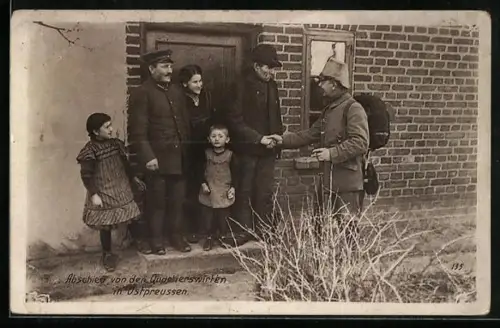 AK Soldat nimmt Abschied von den Quartierswirten in Ostpreussen