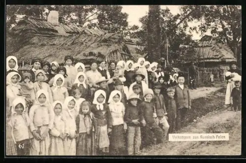 AK Kriegsflüchtlinge, Volkstypen aus Russisch Polen vor Baracken stehend