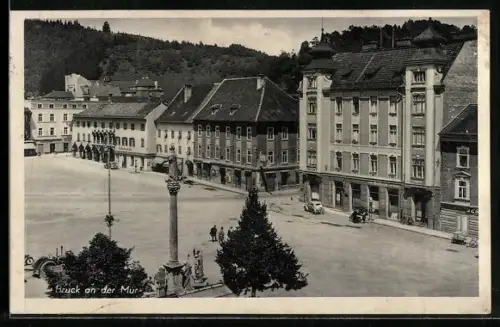 AK Bruck a. d. Mur, Stadtplatz mit Denkmal, Geschäfte