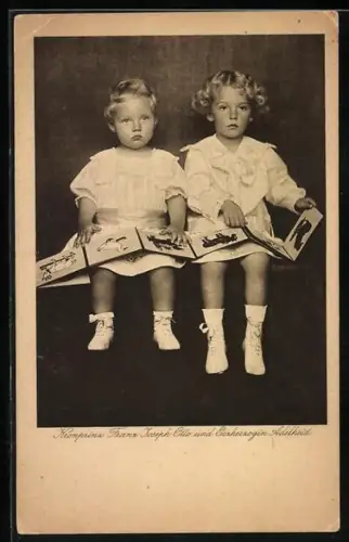 AK Kronprinz Otto und Erzherzogin Adelheid beim Betrachten eines Bilderbuches