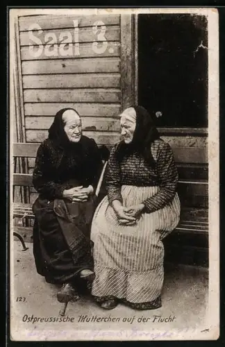 AK Ostpreussische Mütterchen auf der Flucht, alte Frauen im Flüchtlingslager