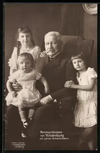 AK Reichspräsident Paul von Hindenburg isitzt auf einem Sessel im Kreise seiner Enkelkinder