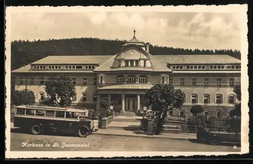 AK St. Joachimstal /Erzgebirge, Kurhaus und Strassenpartie mit Bus
