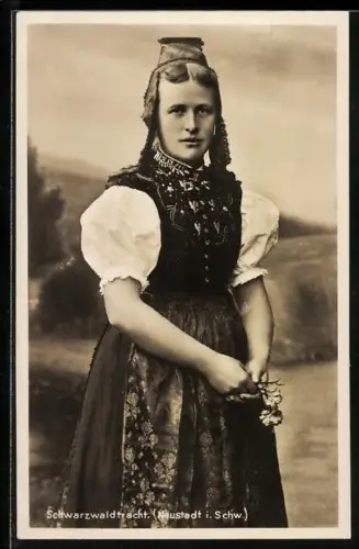AK Schwarzwaldtracht, Frau aus Neustadt