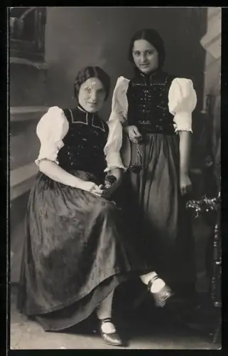 Foto-AK St. Georgen, Zwei Frauen in Schwarzwälder Tracht