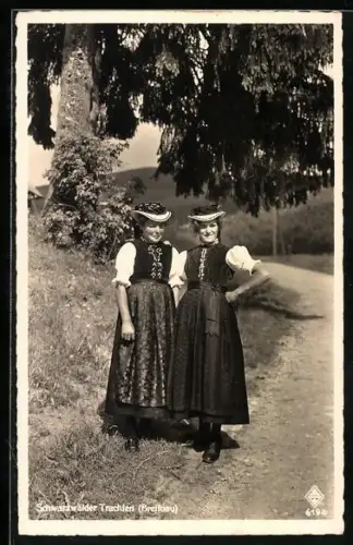 AK Schwarzwälder Trachten in Breitnau, Frauen am Wegesrand