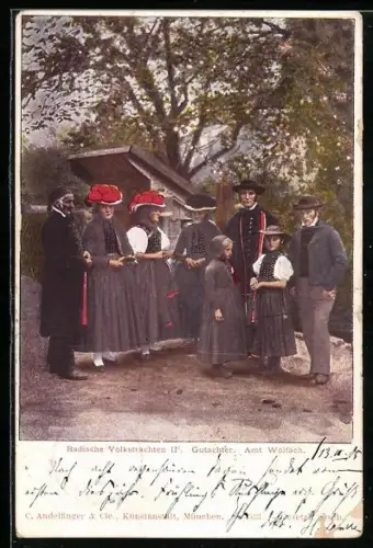 AK Gutacher Familie in Tracht auf der Strasse