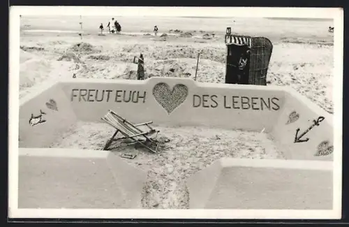 Foto-AK Wangerooge, Sandskulptur mit Schriftzug Freut euch des Lebens