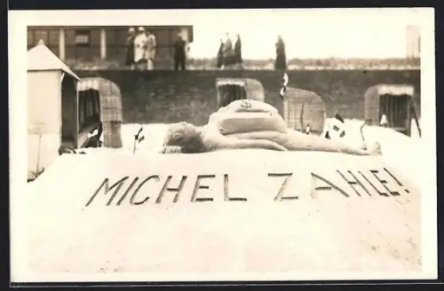 Foto-AK Wangerooge, Sandskulptur Michel zahle!, 