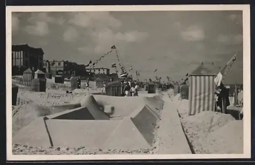 AK Wangerooge, Strand mit Strandkörben und Sandburg