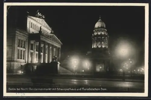 AK Berlin, Gendarmenmarkt mit Schauspielhaus und Französischem Dom bei Nacht