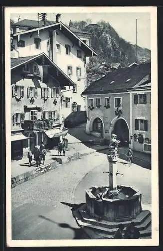 AK Berchtesgaden, Marktplatz mit Brunnen und historischen Gebäuden