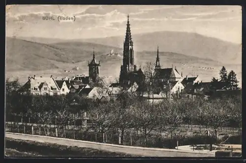 AK Bühl /Baden, Stadtansicht mit Kirche und Bergen im Hintergrund