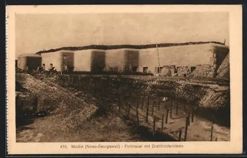 AK Modlin /Nowo-Georgiewsk, Fortmauer mit Drahthindernissen