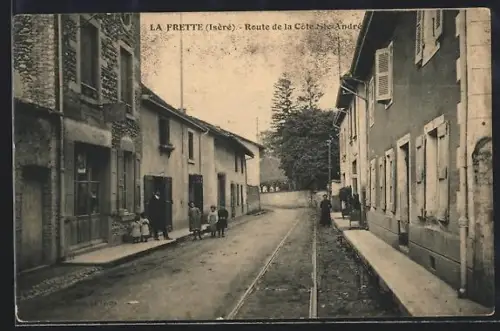 AK La Frette /Isère, Route de la Côte-Saint-André avec des habitants dans la rue
