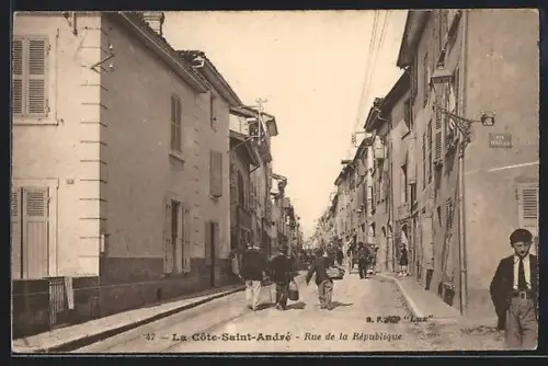 AK La Côte-Saint-André, Rue de la République animée avec passants et bâtiments d`époque