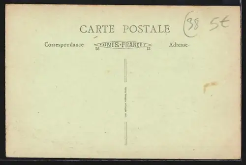 AK La Côte-Saint-André, Rue de la République animée avec passants et bâtiments d`époque