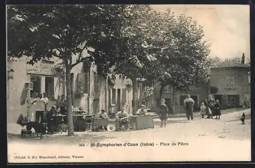 AK St-Symphorien d`Ozon /Isère, Place du Plâtre animée avec habitants et arbres