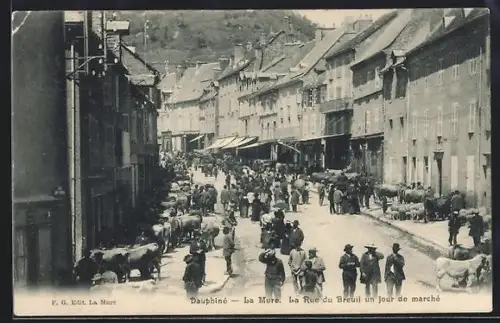 AK La Mure /Dauphiné, La Rue du Breuil un jour de marché