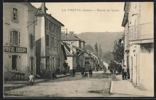 AK La Frette /Isère, Route de Lyon avec village animé et montagnes en arrière-plan