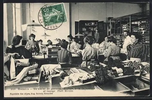 AK Grenoble, Un atelier de ganterie: couture, pose de boutons et tissage