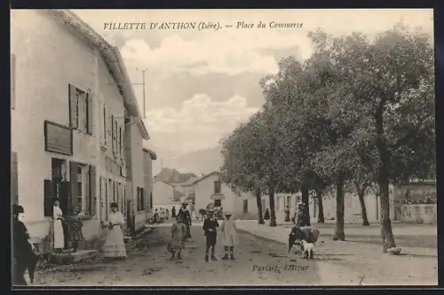 AK Villette d`Anthon /Isère, Place du Commerce avec habitants et arbres alignés