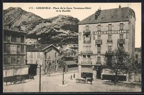 AK Grenoble, Place de la Gare avec Terminus-Hôtel et vue de la Bastille