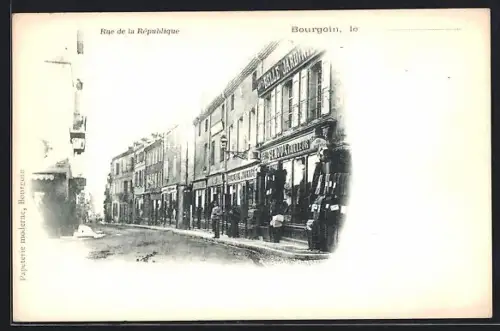 AK Bourgoin, Rue de la République avec commerces et passants