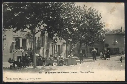 AK St-Symphorien-d`Ozon /Isère, Place du Plâtre animée avec habitants et kiosques sous les arbres