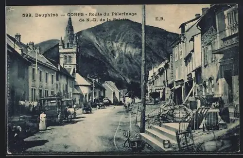 AK Corps /Dauphiné, Route du Pèlerinage de N.-D. de la Salette, scène de rue animée