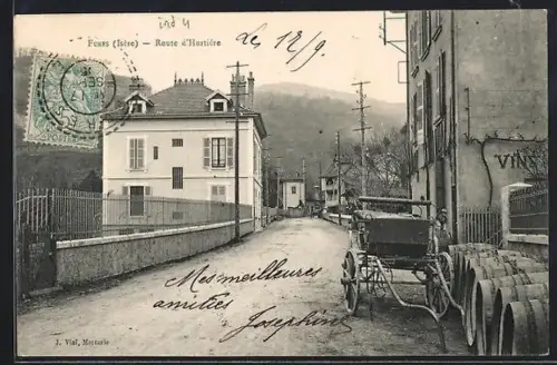 AK Fures /Isère, Route d`Hurtière avec calèche et maisons en arrière-plan