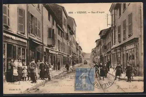 AK Vienne, Rue d`Arpôt avec des passants et des boutiques animées