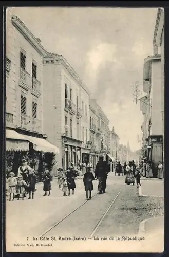 AK La Côte St. André /Isère, La rue de la République animée avec passants et bâtiments historiques
