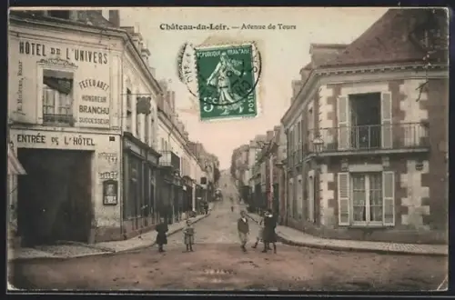 AK Château-du-Loir, Avenue de Tours avec l`Hôtel de l`Univers et passants dans la rue animée