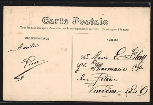 AK Château-du-Loir, Avenue de Tours avec l`Hôtel de l`Univers et passants dans la rue animée