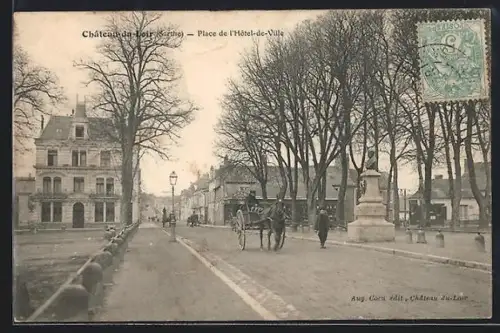 AK Château-du-Loir /Sarthe, Place de l`Hôtel-de-Ville avec calèche et passants