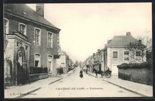 AK Château-du-Loir, Portaveau avec rue animée et voitures à cheval