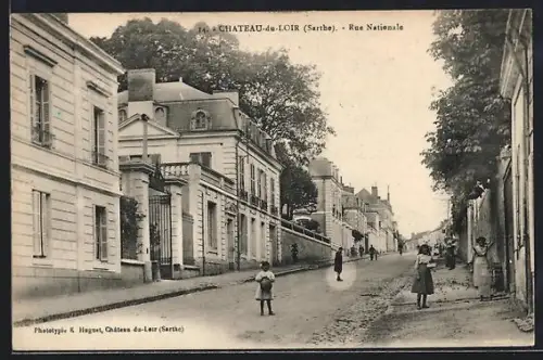 AK Château-du-Loir /Sarthe, Rue Nationale animée avec passants et bâtiments historiques