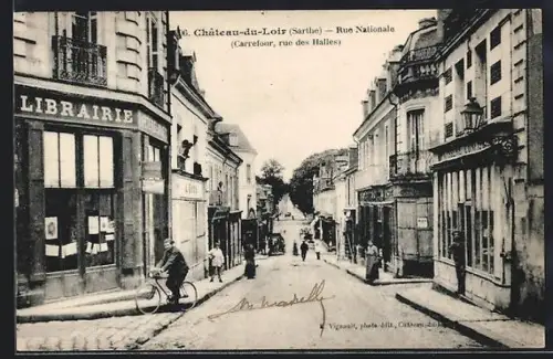AK Château-du-Loir /Sarthe, Rue Nationale, Carrefour, rue des Halles, avec librairie et passants