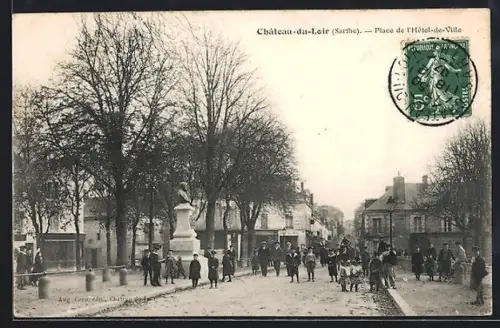 AK Château-du-Loir, Sarthe, Place de l`Hôtel-de-Ville animée avec statue et passants